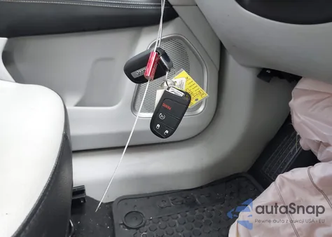 2019 Jeep Compass Latitude 4X4 z USA, uszkodzony, nr VIN 3C4NJDBB1KT668615